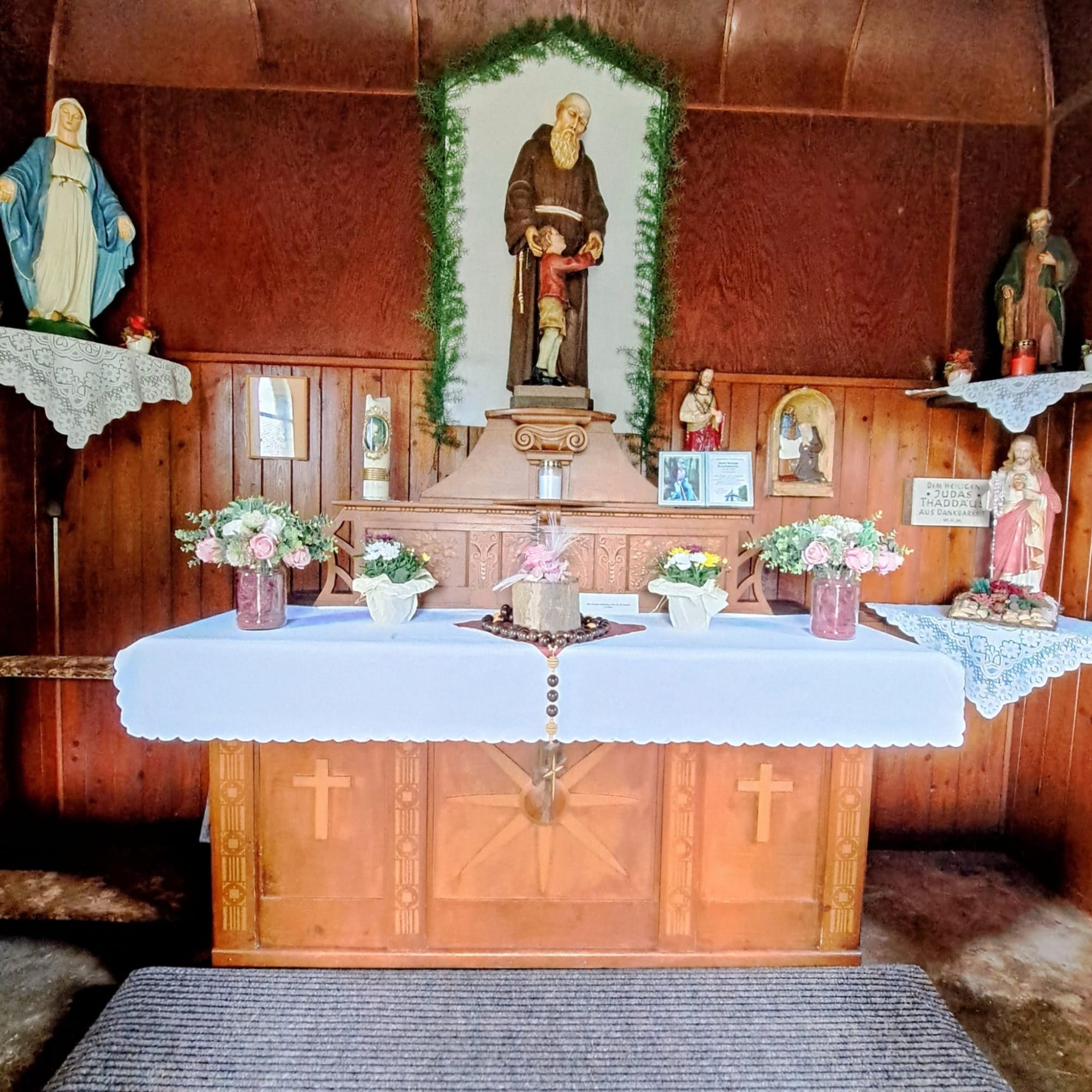 Altarraum der Konradskapelle Seelbach – Holzaltar mit Bruder-Konrad-Statue