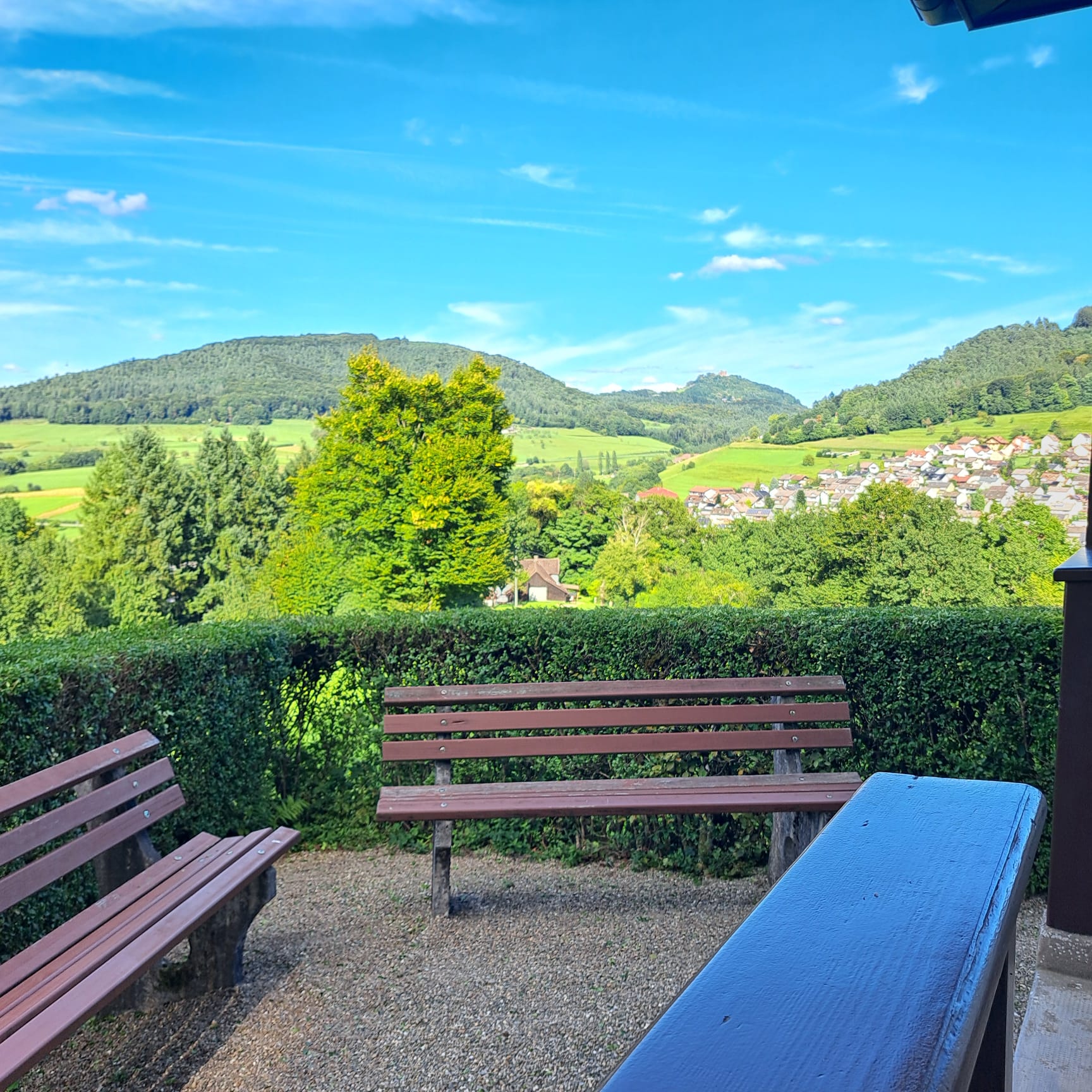 Ausblick von der Konradskapelle Seelbach zur Hohengeroldseck – Blick über Seelbach und den Schwarzwald