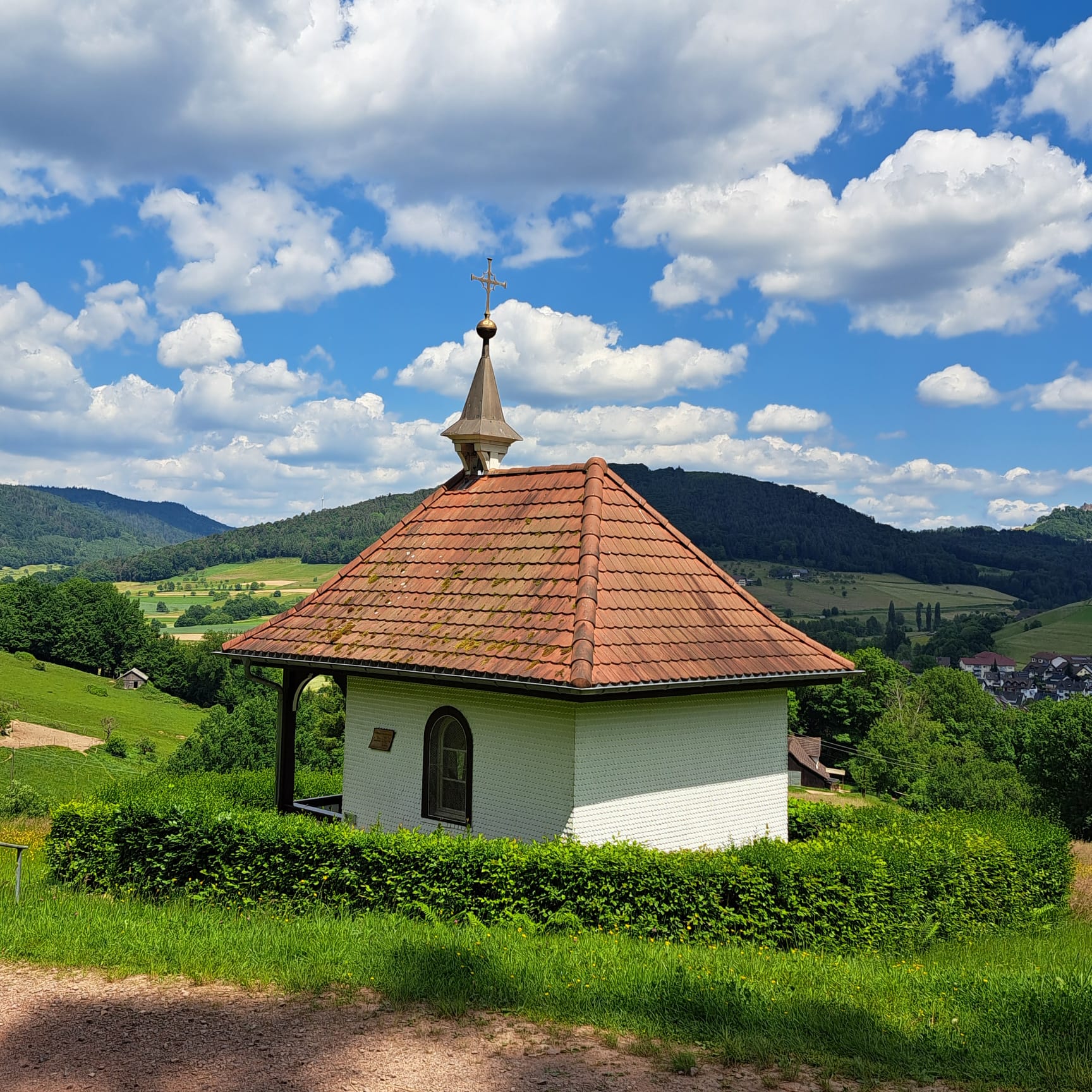 Konradskapelle Seelbach – Sommertag mit Blick ins Tal
