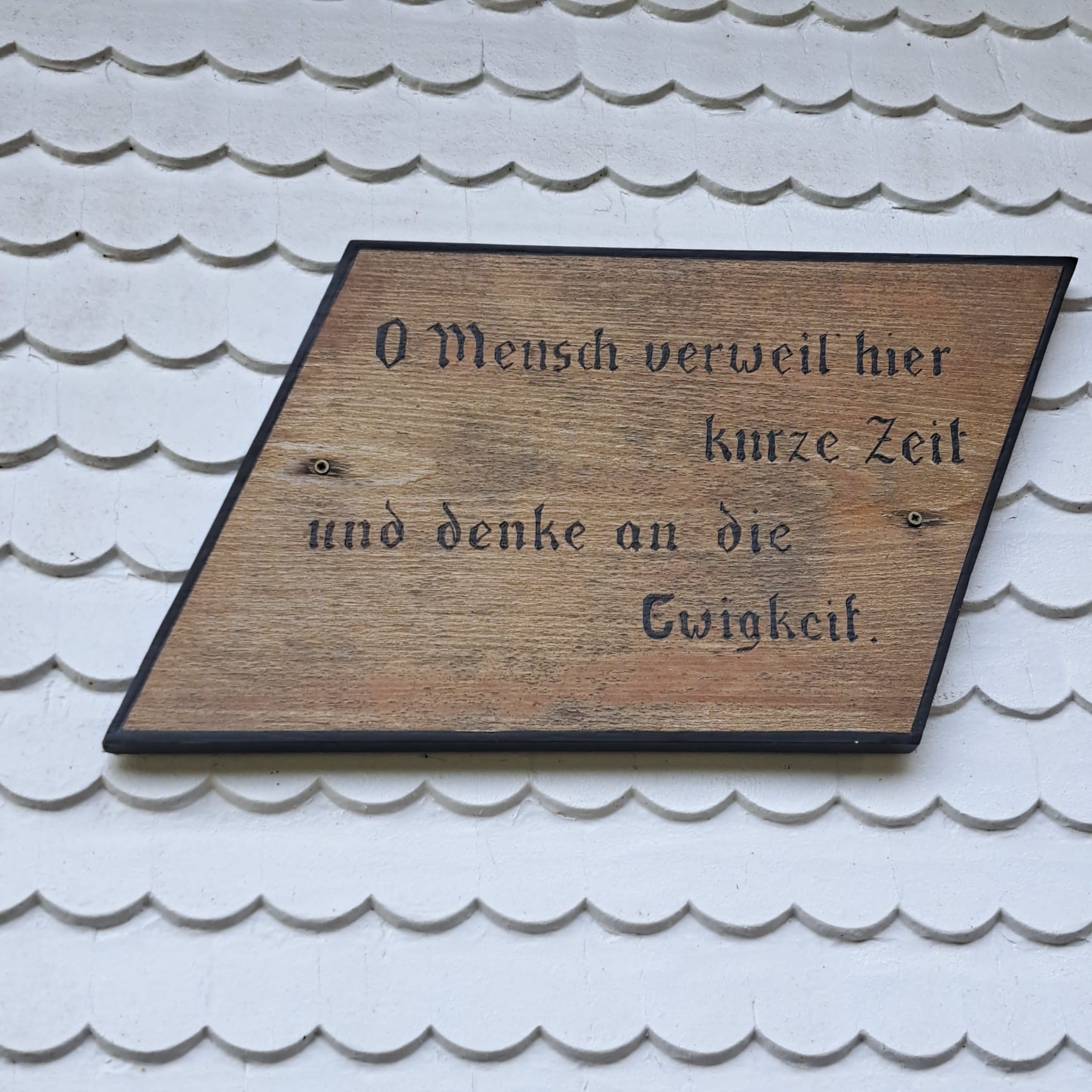 Spruchtafel an der Außenwand der Konradskapelle Seelbach – O Mensch verweil hier kurze Zeit und denke an die Ewigkeit